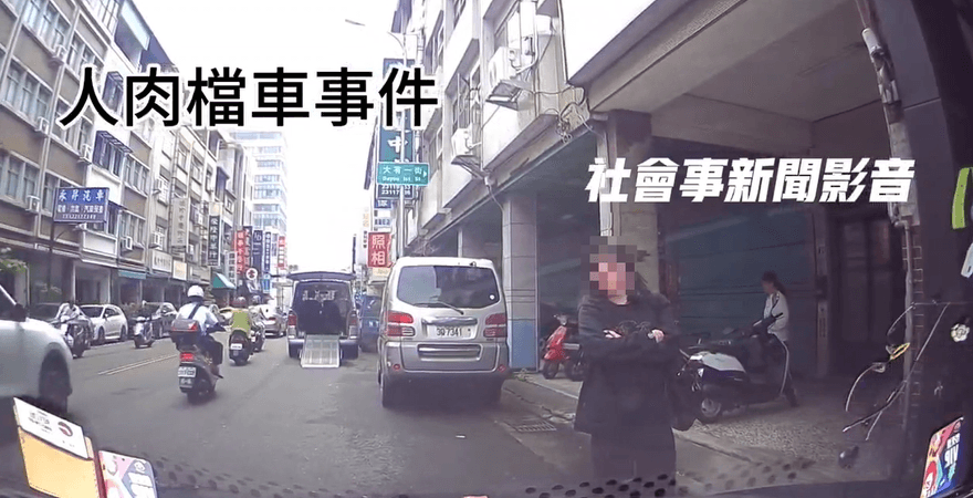 影/台中婦「人肉佔位」不給停　轎車還違規停騎樓
