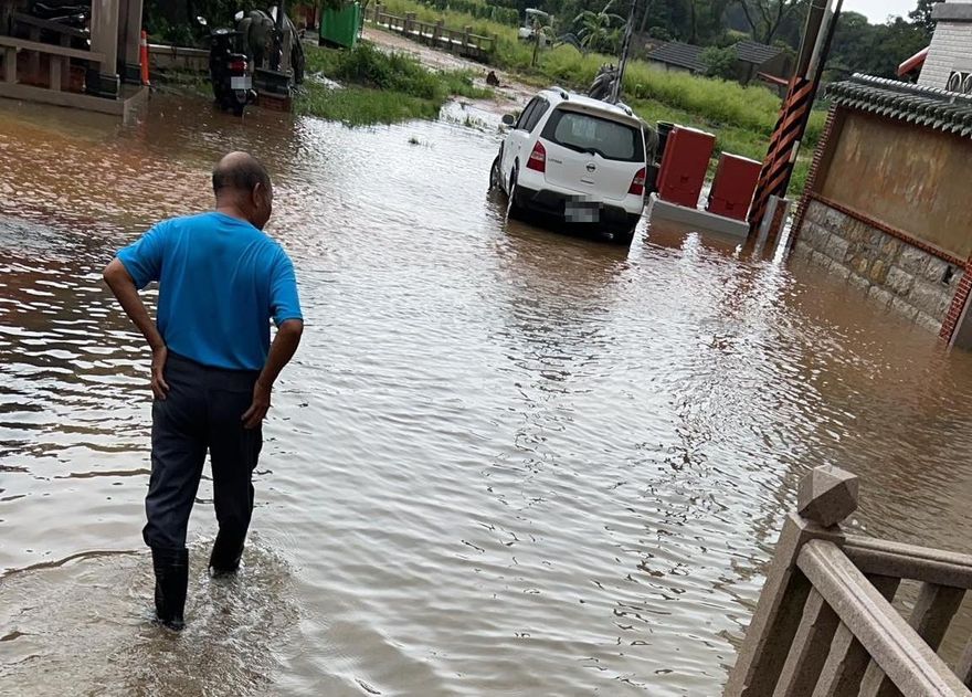 暴雨炸金門！多處道路嚴重積水　民眾無奈