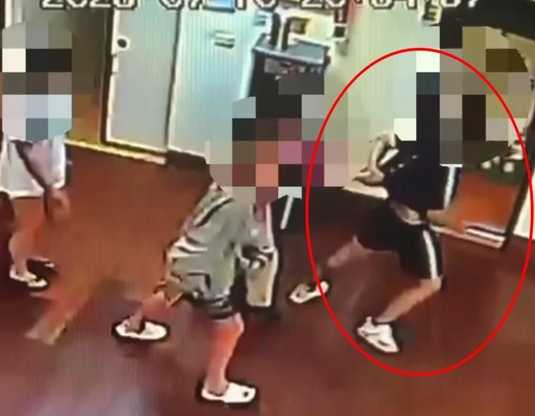 影/高雄男躲女廁門貼「暫停使用」偷拍　警循線逮人送辦