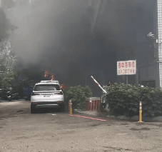 台中大雅區公所旁爆火警！黑煙狂竄警消急灌救