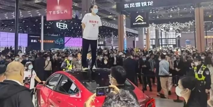 陸女站特斯拉車頂喊「剎車失靈」…害掉7億訂單　二審下場慘