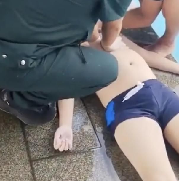 恐怖！游到一半…泳池突「水泵漏電」　陸10歲童慘遭電死