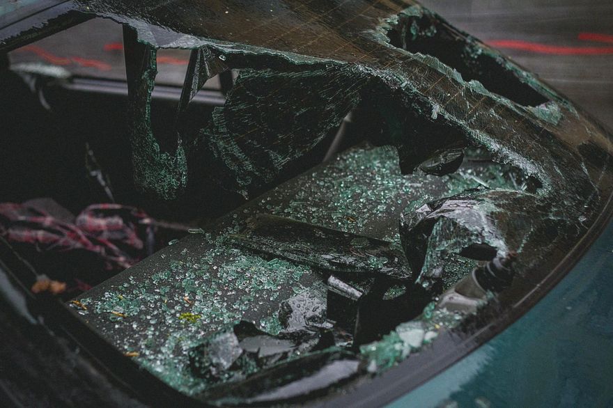高雄BMW闖紅燈撞對向車！毒品通緝犯駕駛露陷　當場落網