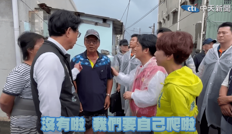 影/台南災民訴不敢爬屋頂蓋帆布　賴清德當面告知：自己爬！