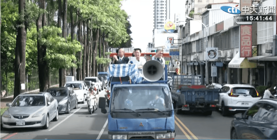 影/辣個男人震撼台中！韓國瑜陪同羅廷瑋車隊掃街　民眾狂比愛心