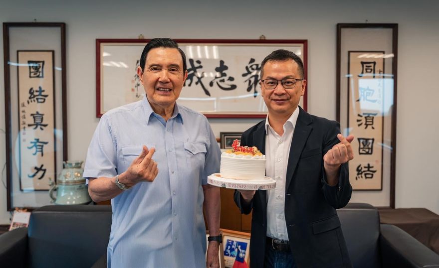 手指愛心祝馬英九75歲大壽　羅智強：還馬公道者必民進黨