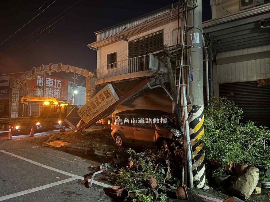 影/慘！休旅車遭撞翻「乘客滿臉血」　早餐店被毀「駕駛腸破裂」