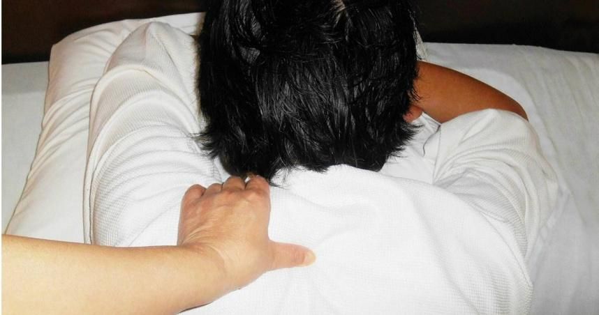 他肩頸痠痛　妻上網學按摩「只按30分鐘」害尪腦梗塞