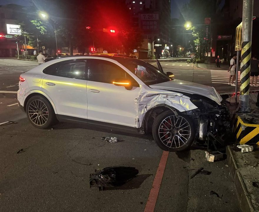 影/台中男開保時捷闖紅燈猛撞計程車！警一查竟是酒駕