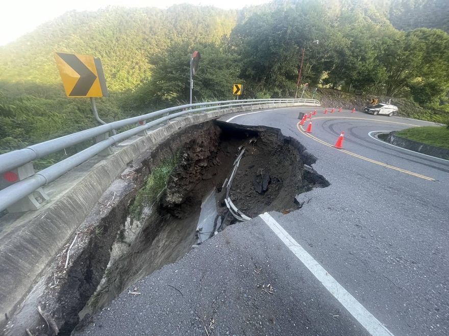 影/台14線往武嶺方向大面積塌陷！　現「20M天坑」緊急封路