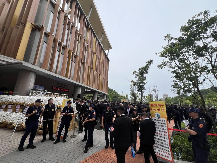 竹聯幫東堂幹部父喪「百警盤查」！幫主候選人高四川也現身
