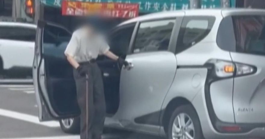 台中翁雙腿無力拄拐杖　民眾驚呼：這樣也能開車？