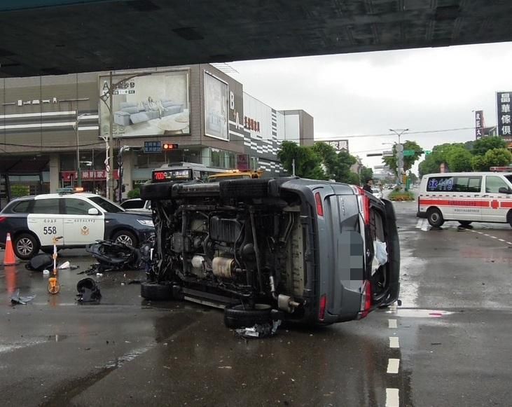 台中3車碰撞「休旅車90度側翻、騎士骨折」　疑違規左轉惹禍