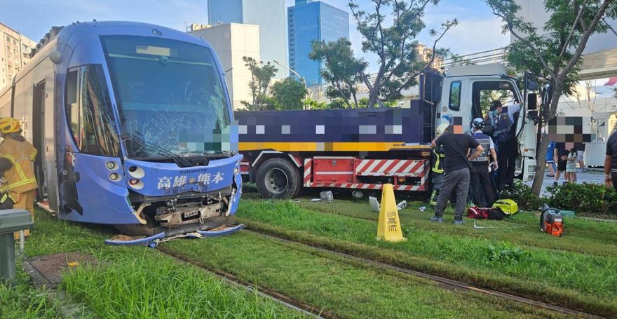 影/高雄輕軌遭大貨車猛撞釀6傷！　列車玻璃碎裂成蜘蛛網