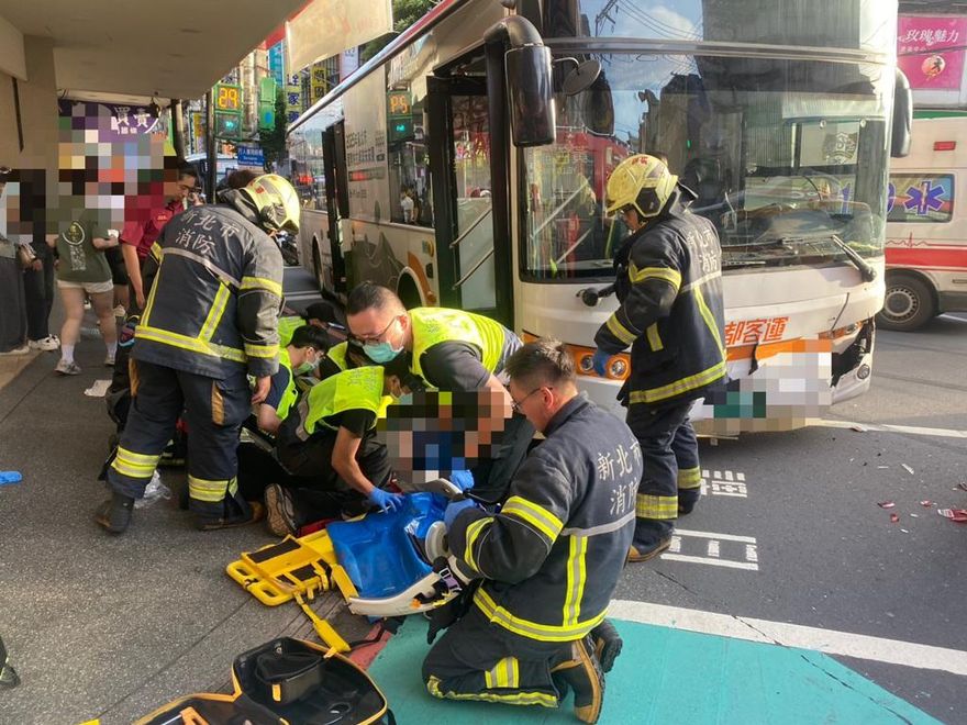新北中和爆多車碰撞事故　5旬婦慘卡公車底命危