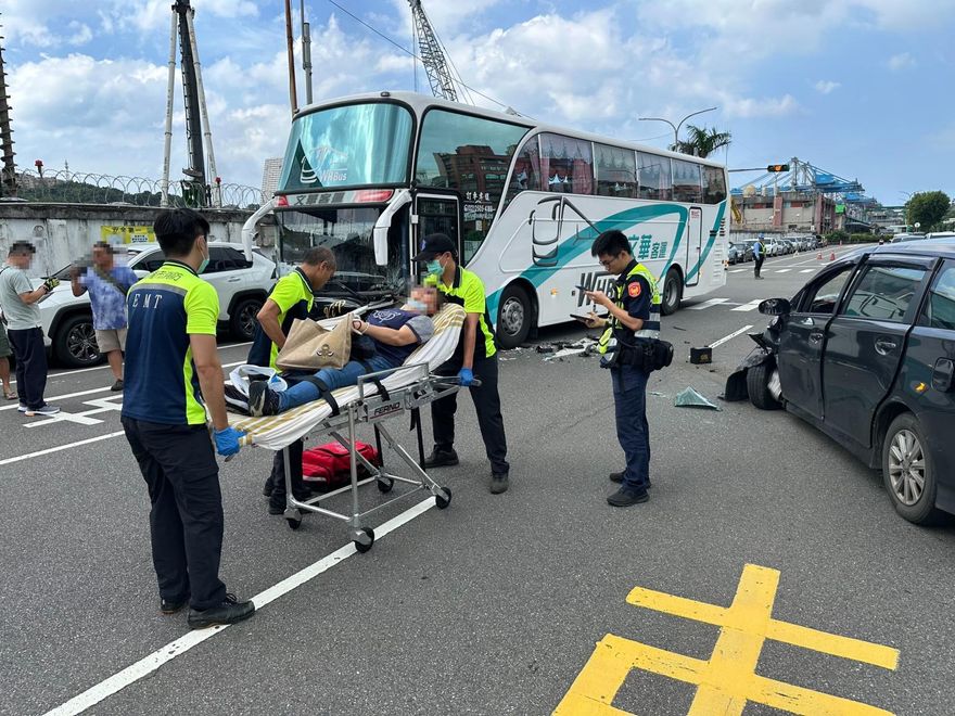 基隆65歲婦逆向撞遊覽車　日籍遊客輕傷返郵輪就醫