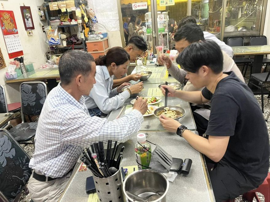台電員工深夜9點才用餐！　神秘客霸氣掏2千請吃牛肉麵
