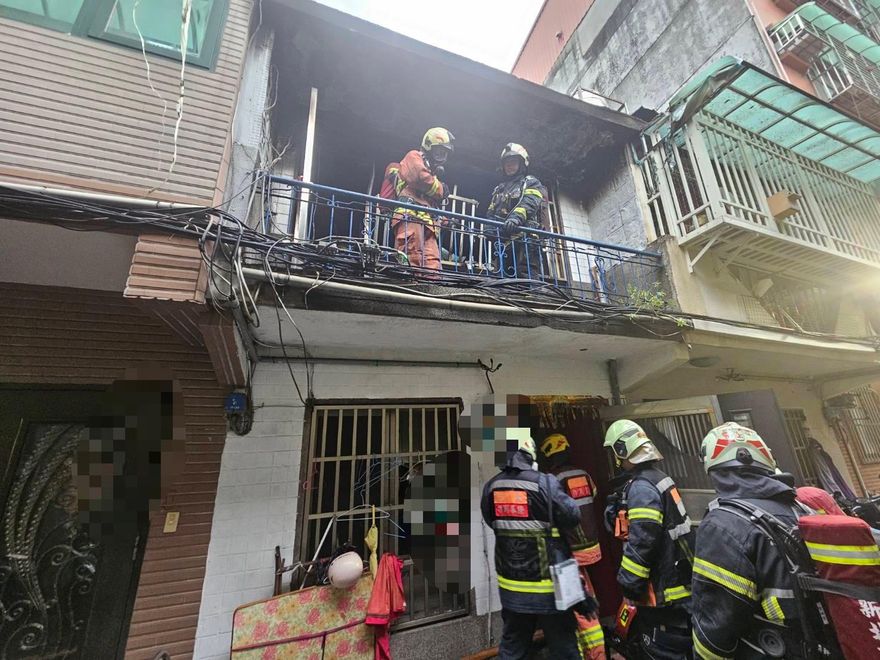 影/新北爆噩耗！民宅大火「燒焦7旬翁」　4貓1狗慘遭嗆死