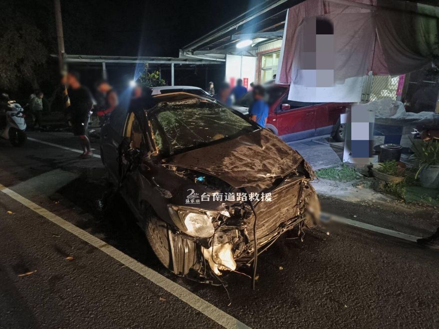台南慘烈車禍！　車半毀...1人甩路邊慘死