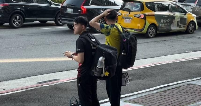 靦腆笑容被認出！　高承睿掛「無敵星星」現身萬華