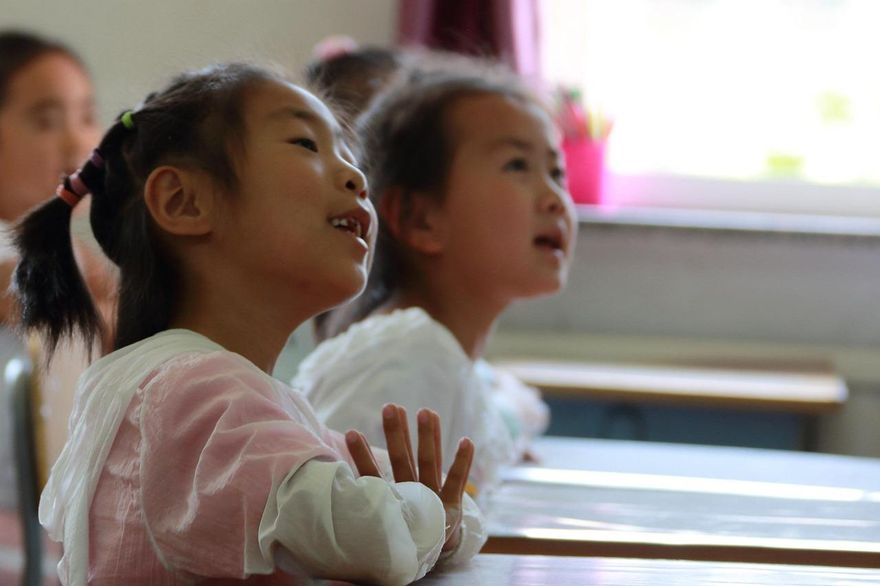 頻聳肩、發怪聲！妥瑞氏症好發10歲前…男童比例更高