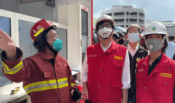 直擊/高雄首座超級電池廠大火15人送醫　陳其邁：全面停工