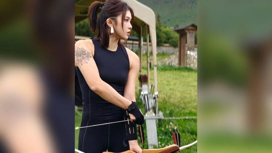 「跨欄女神」歡樂採蘑菇　吳艷妮「黑背心射箭」秀大塊肌
