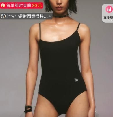 泳衣胸口一高一低…陸女下水「險走光」氣炸　業者稱「拍照用」