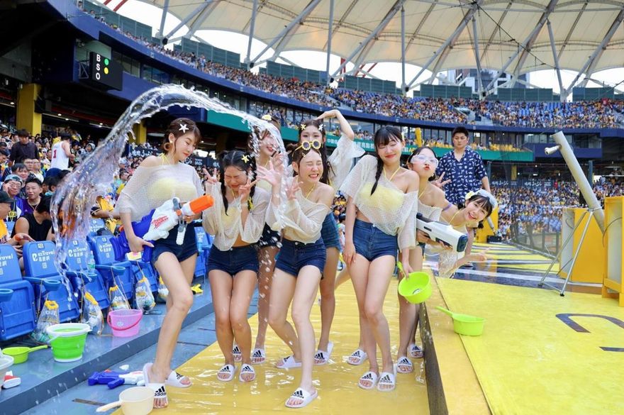 水槍疑裝尿！啦啦隊女神雙眼被噴紅腫　中信兄弟涼水祭大失控