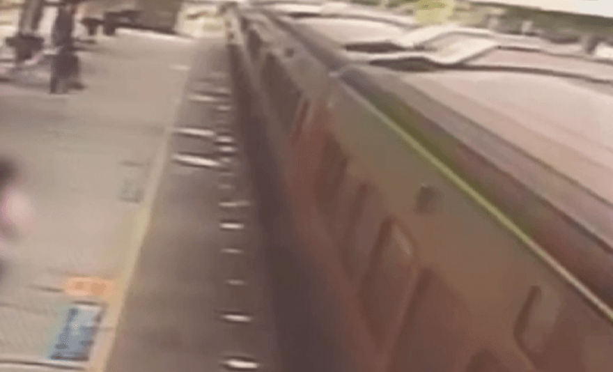 台鐵玩命關頭！男月台跳上車「樹林→板橋」攀列車7分鐘
