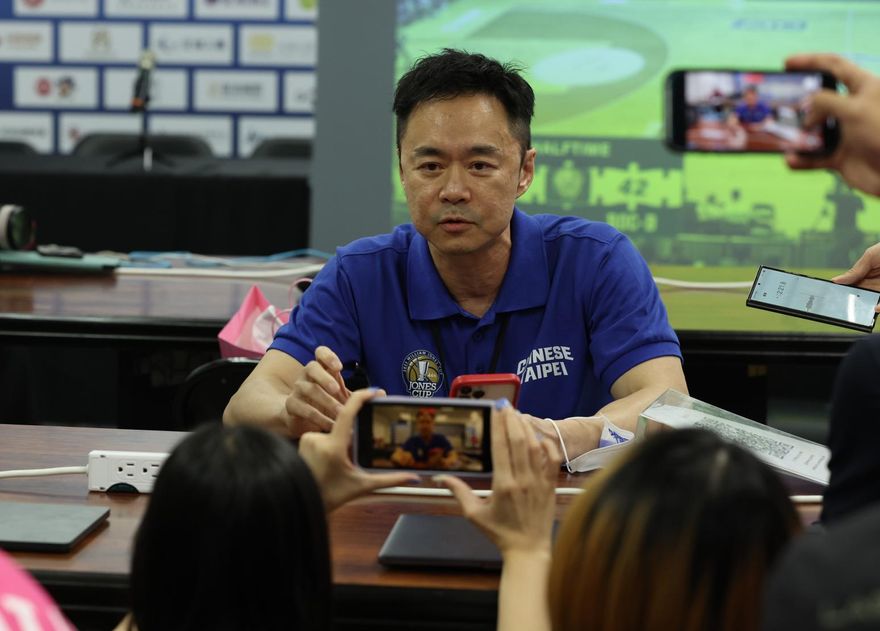 瓊斯盃/地貼害球員滑倒被罵翻！籃協：符合FIBA規定