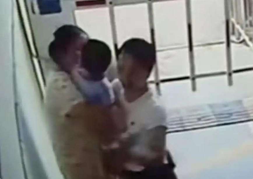 影/陸1歲男童遭鄰居怪大媽「強吻」　當晚高燒確診水痘