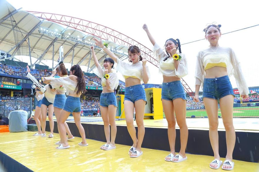 球迷疑「水槍裝尿」噴啦啦隊！中信兄弟涼水祭爆亂象　官方說話了