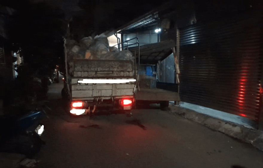 影/導航惹禍！台中垃圾車「鑽進窄巷」擦撞貨車糗卡住