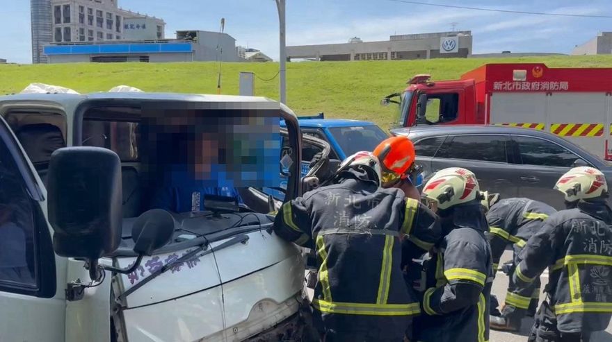 新莊越堤道連環車禍　4車追撞1人受困