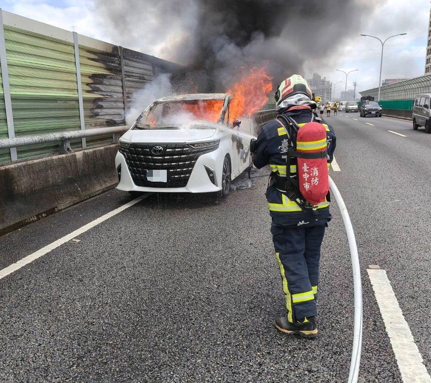 影/驚悚！台74線驚見「89運兵車」狂燃、正妹駕駛嚇壞