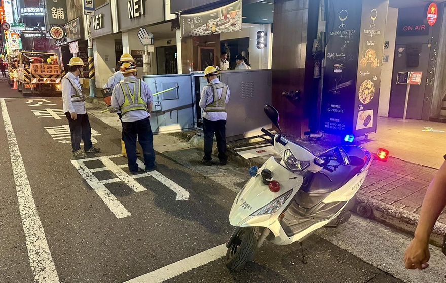 影/板橋公車撞變電箱府中商圈停電　台電搶修中