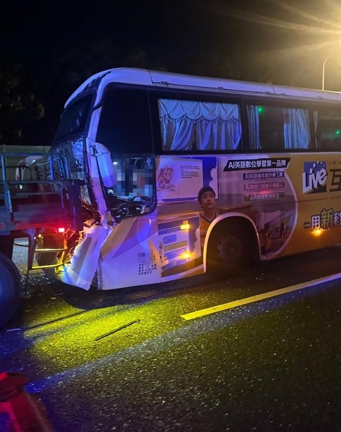 國一新竹段4車連環撞　國光客運車頭裂開慘變形