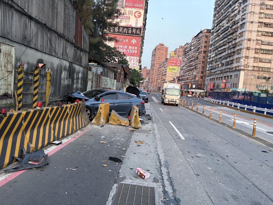 土城轎車清晨自撞！衝破護欄撞民宅圍牆　現場慘況曝光