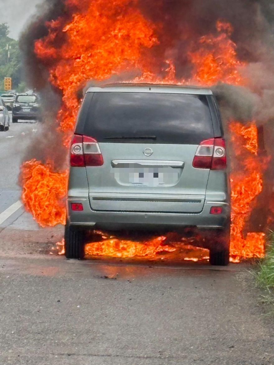 驚悚火燒車！高雄國道廂型車遭火舌吞噬　81歲駕駛及時逃出