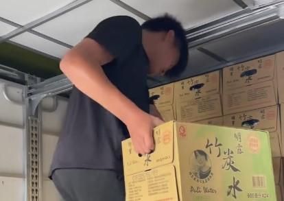 影/她PO弟搬水救災讚「給力」遭「支語警察」出征　網譙翻