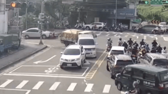 中和驚悚車禍！68歲婦開車猛撞煞不住　女騎士被拖行慘死