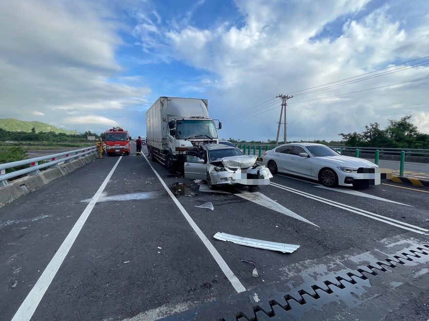 影/屏東大貨車遇紅燈沒煞車　高速衝撞3自小客車