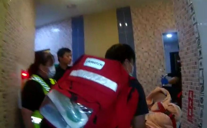 狂拍門一小時求救！鄰人以為滋擾　暖警救出34歲中風男