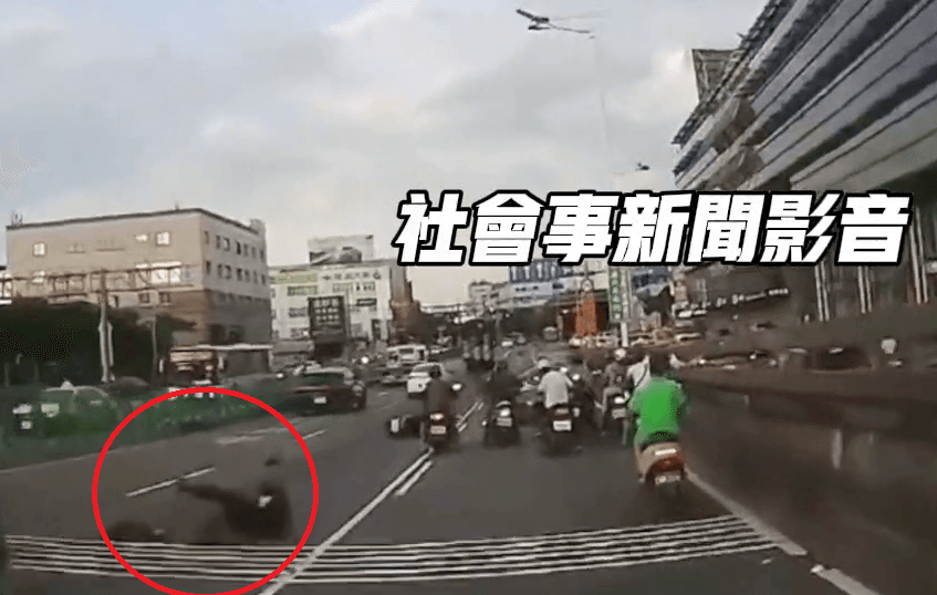 影/民權大橋波浪路2騎士慘摔「義肢飛出」　可申請國賠