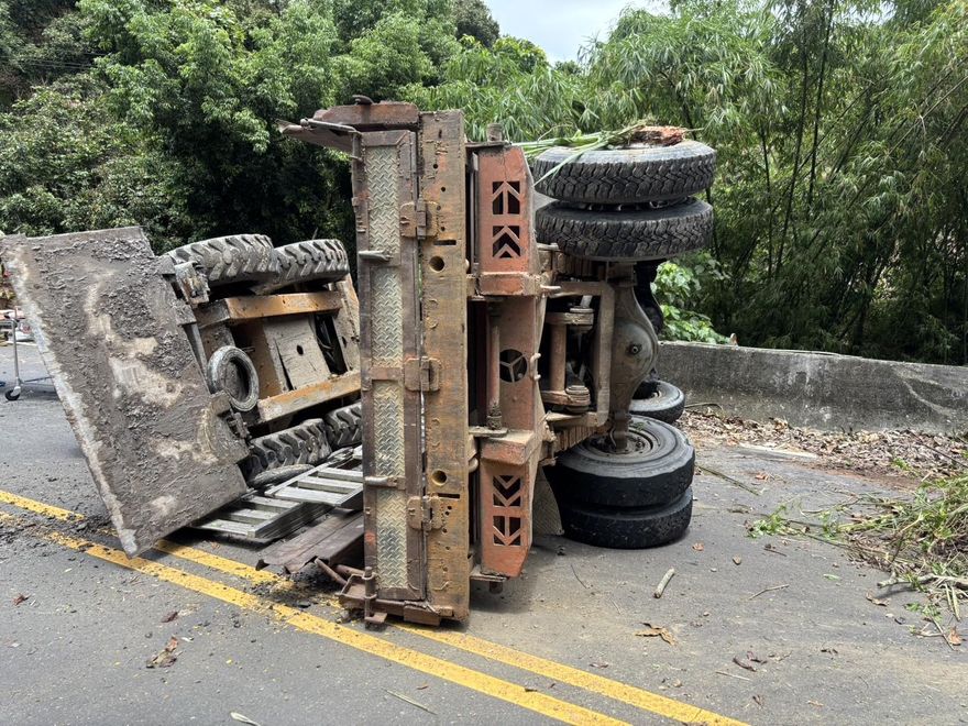 台南東山鐵牛車翻覆！53歲駕駛遭壓扭曲慘死