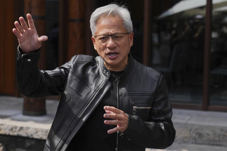狠打臉川普？黃仁勳央視專訪曝「全球供應鏈不可能脫鉤」
