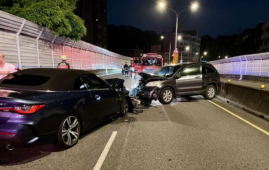 新店BMW逆向高速衝撞休旅車釀3傷　駕駛酒測值爆表