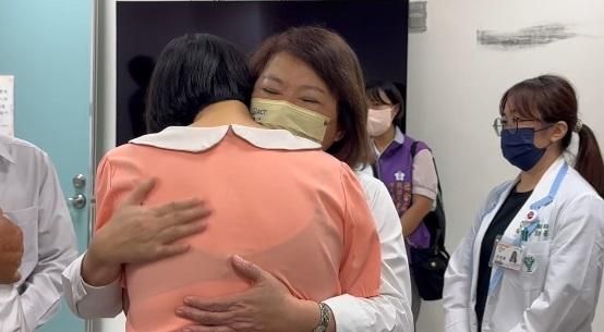 台電員工搶修電力遭電擊　黃敏惠探視擁抱家屬：盼他挺過難關