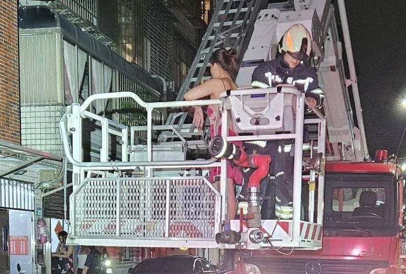 新莊女穿睡衣爬4樓鐵窗　與男友吵架警消出動雲梯勸下